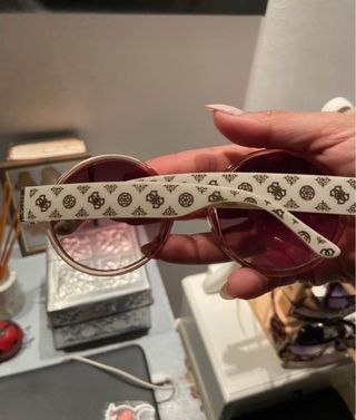 Gafas de sol Guess doradas y rosas