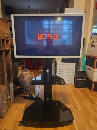 SmartTV LG 32" LED con Soporte de ruedas o de mesa