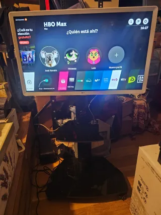 SmartTV LG 32" LED con Soporte de ruedas o de mesa