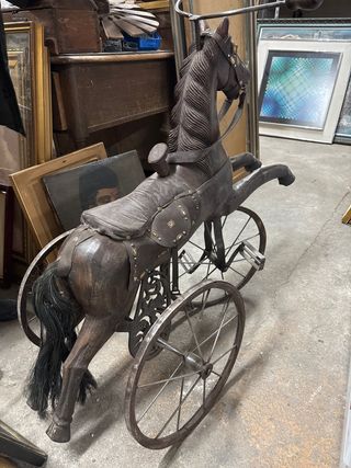 Caballo de madera con incrustaciones reales