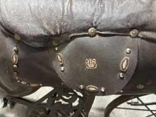 Caballo de madera con incrustaciones reales