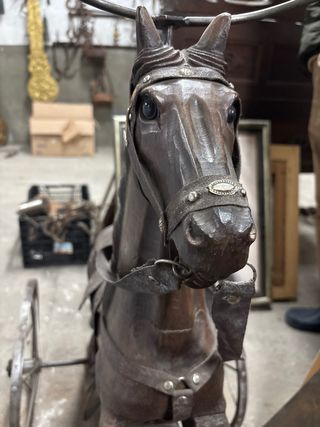 Caballo de madera con incrustaciones reales