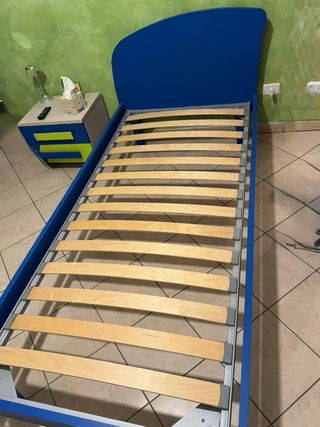 Letto singolo blu con rete a doghe