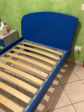 Letto singolo blu con rete a doghe