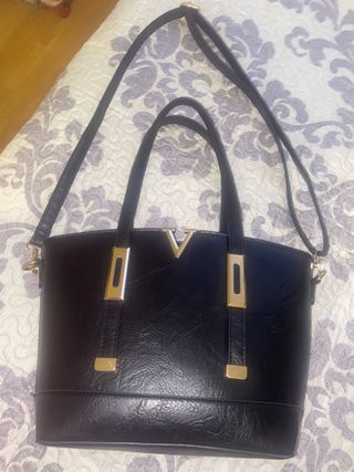 Bolso negro con detalles dorados