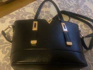 Bolso negro con detalles dorados