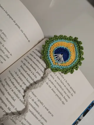 Marcapáginas crochet pavo real