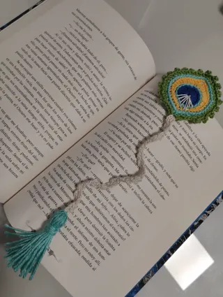 Marcapáginas crochet pavo real