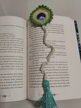 Marcapáginas crochet pavo real