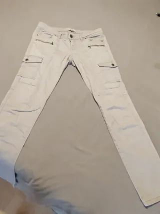 Pantalones gris claro con cremalleras