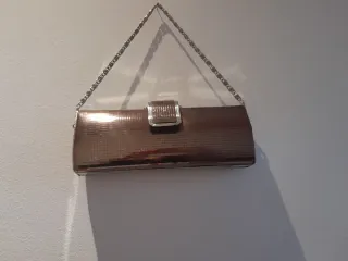 Bolso de fiesta dorado con cadena