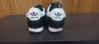 Zapatillas Adidas Negras con Detalles Blancos
