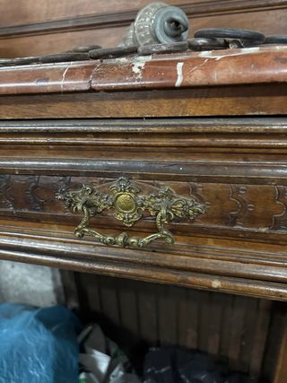 Aparador antiguo de madera y mármol