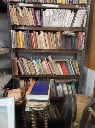 Aparador antiguo de madera y mármol