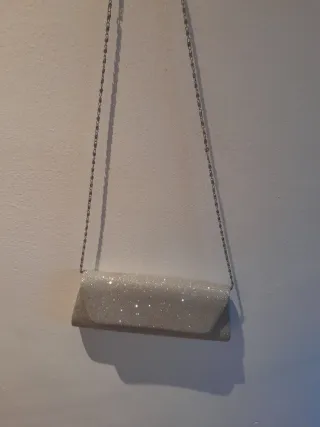 Bolso de fiesta plateado con cadena