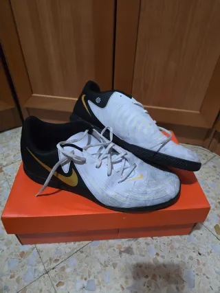 Nike Bambas Fútbol Sala Doradas y Blancas