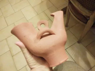 Curioso botijo de barro