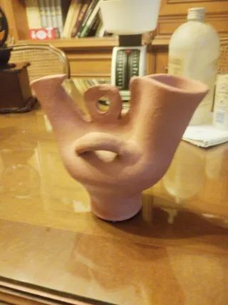 Curioso botijo de barro