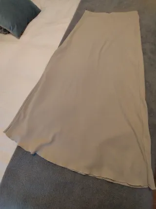 Falda larga Zara gris claro. Estupenda caída.