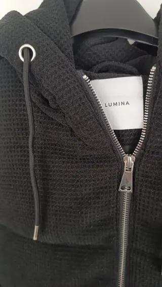 Casaco preto Lumina com capuz