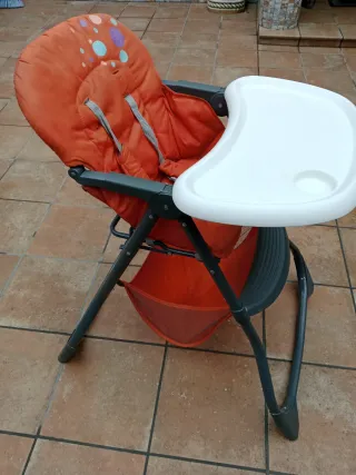 Trona naranja con bandeja