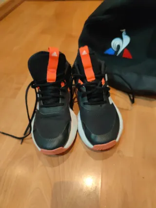 Zapatillas Adidas Negras y Naranjas