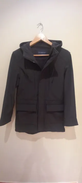 Parka verde aceituna oscuro con capucha