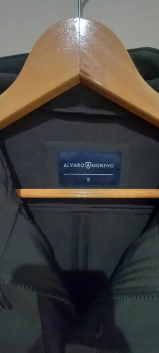 Parka verde aceituna oscuro con capucha