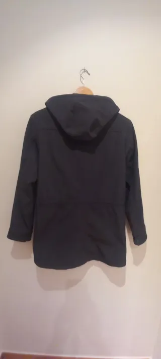 Parka verde aceituna oscuro con capucha