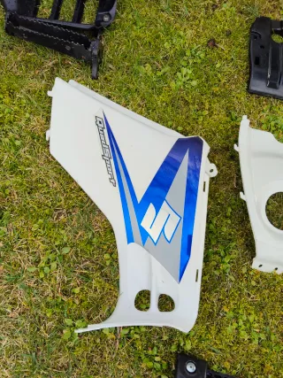 Varios pásticos Suzuki LTZ 400. Venta por separado