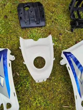 Varios pásticos Suzuki LTZ 400. Venta por separado