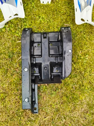 Varios pásticos Suzuki LTZ 400. Venta por separado