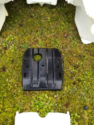 Varios pásticos Suzuki LTZ 400. Venta por separado