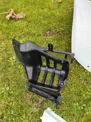 Varios pásticos Suzuki LTZ 400. Venta por separado