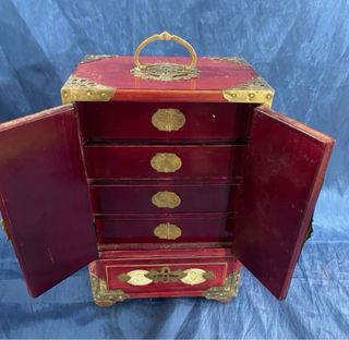 Antiguo joyero chino con puertas y cajón
