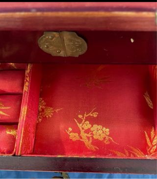 Antiguo joyero chino con puertas y cajón