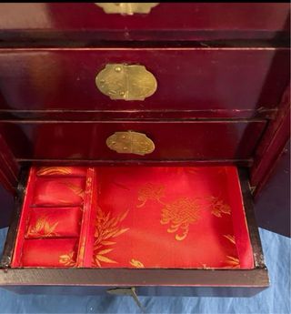 Antiguo joyero chino con puertas y cajón