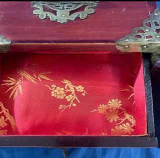 Antiguo joyero chino con puertas y cajón