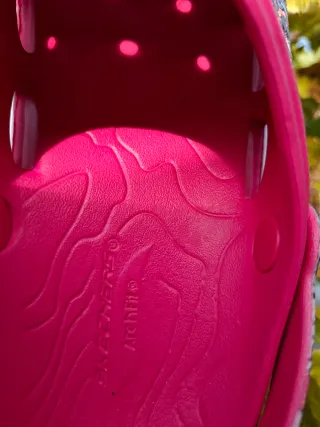 Zuecos Skechers Multicolor y Rosa