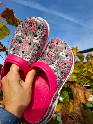 Zuecos Skechers Multicolor y Rosa