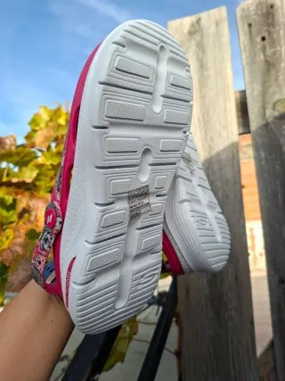 Zuecos Skechers Multicolor y Rosa