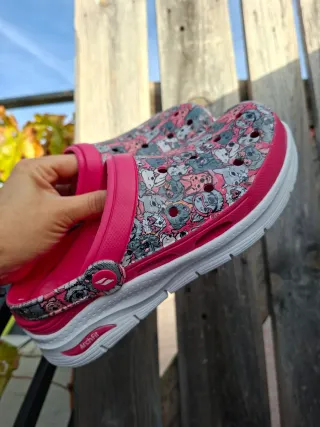 Zuecos Skechers Multicolor y Rosa