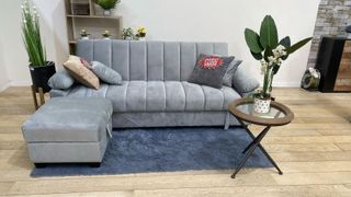 Sofá cama gris con cojín de oferta