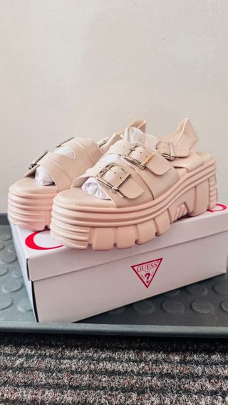 Sandália plataforma creme