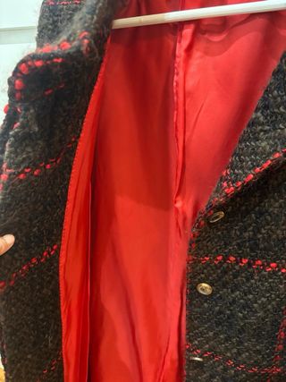 Abrigo Carolina Herrera cuadros rojo