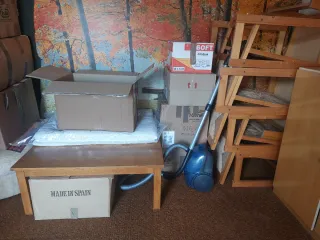 Mueble de salón, dos mesas y cuatro sillones.