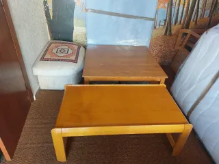 Mueble de salón, y dos mesas.