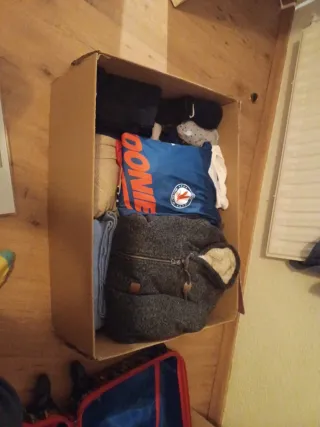 Scatola di vestiti per adulti