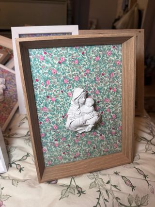 Cuadro Virgen de la Familia con estampado liberty