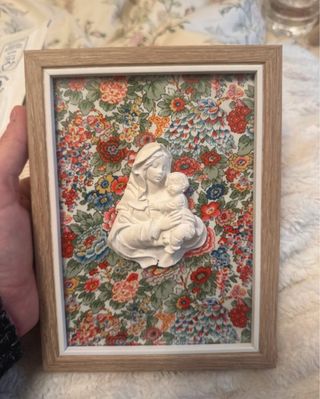 Cuadro Virgen de la Familia con estampado liberty